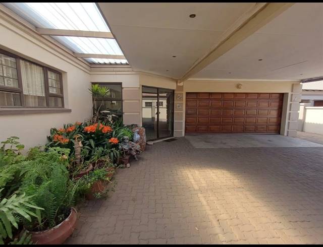 3 BEDROOM TOWNHOUSE TO LET IN ARCON PARK